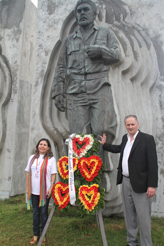 Colocación de ofrenda floral ante monumento al Che en Holguin
