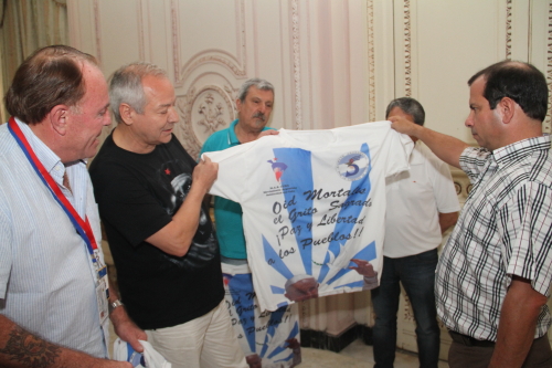 Fernando recibe camiseta sobre la libertad de los 5 y la llegada del Papa