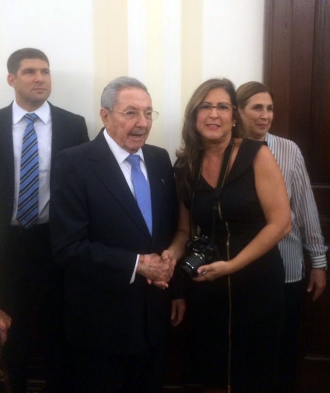 María Isabel Alfonso saluda al presidente cubano